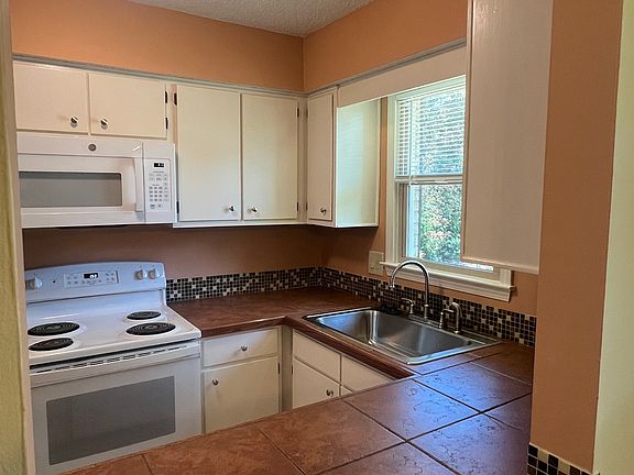 3rd image of 365B Wrenfield Rd #B