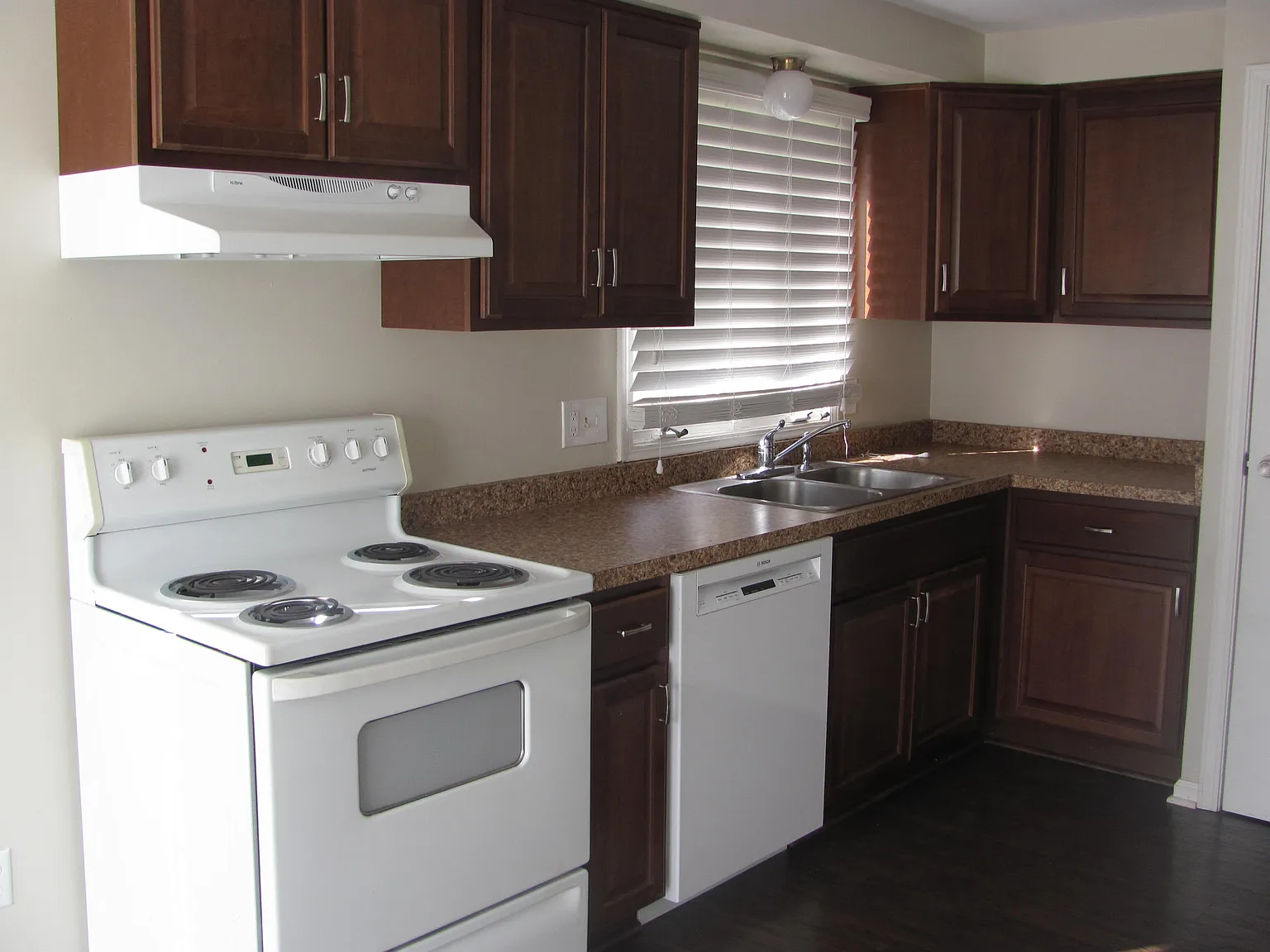 3 bed, 1.5 bath, 1134 sqft, $2,400 — Photo 3