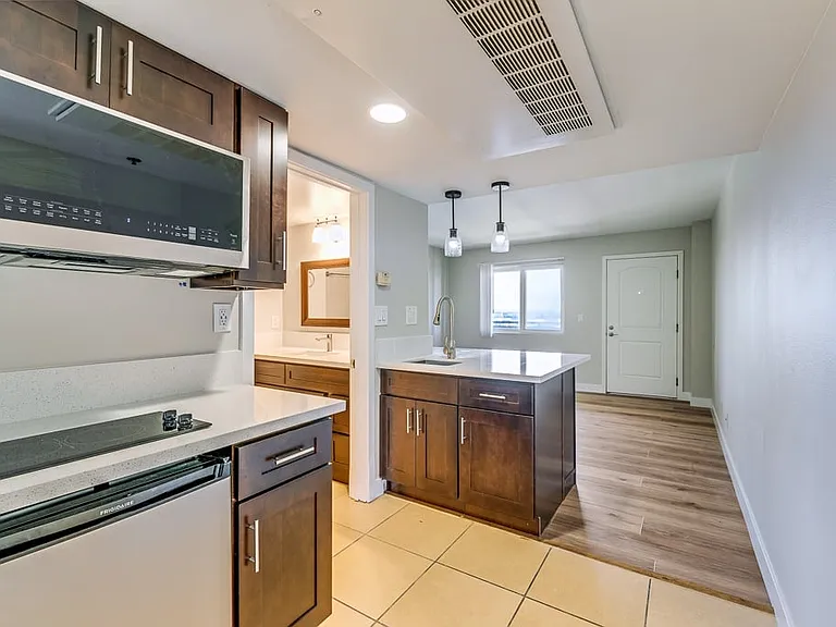 Bayview Tower Condominiums — Photo 24