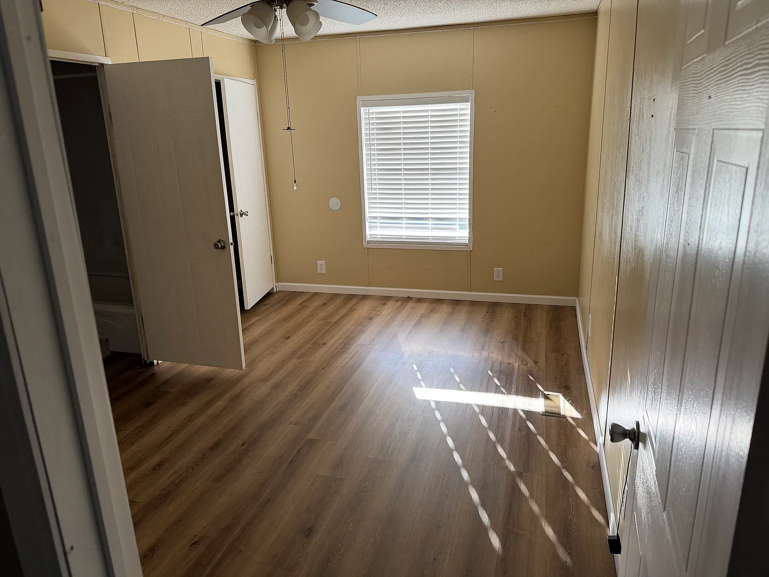 5 bed, 2432 sqft, $1,050 — Photo 3