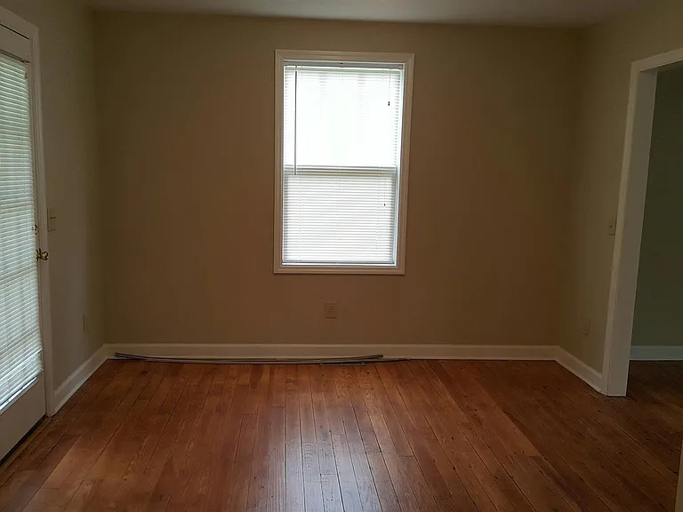 1102 Fowler St — Photo 4