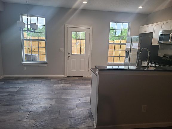 2nd image of 607 Longfellow Ln