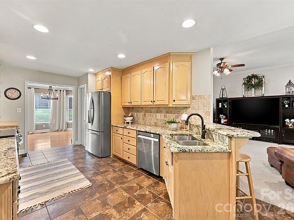 3rd image of 935 Killian Rd