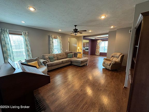 5th image of 227 Stockwell Ave