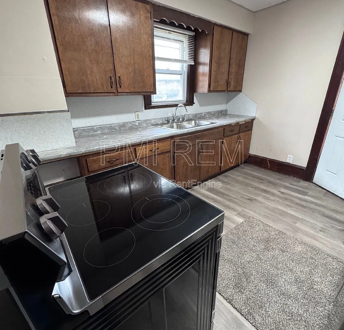 3 bed, 1.0 bath, 1224 sqft, $1,120 — Photo 2