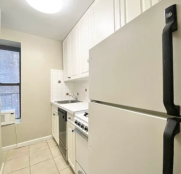 338 E 65th St #21A — Photo 3