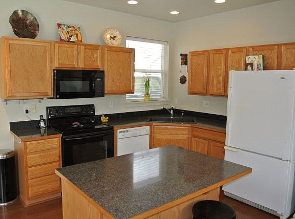 5th image of 851 SE Larkspur Pl
