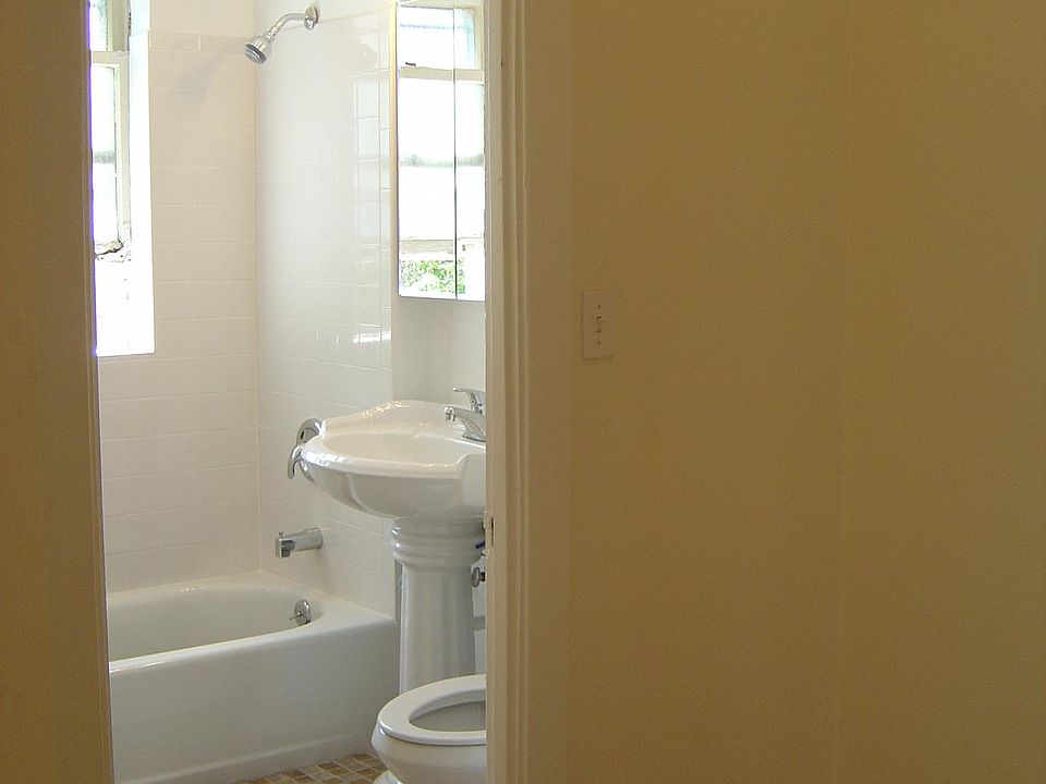2nd image of 1004 Main St APT 2D