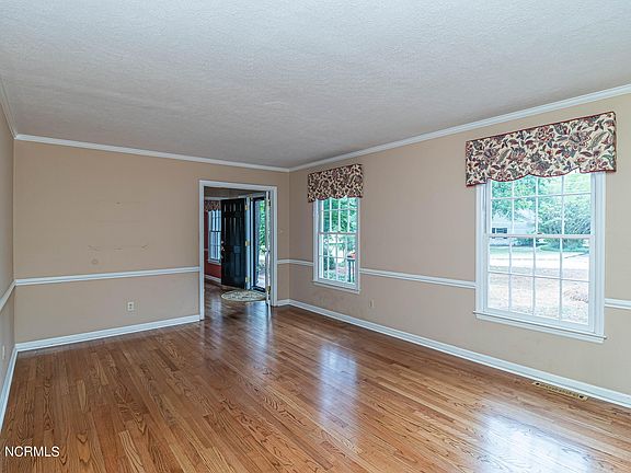 5th image of 615 Tanglewood Lane