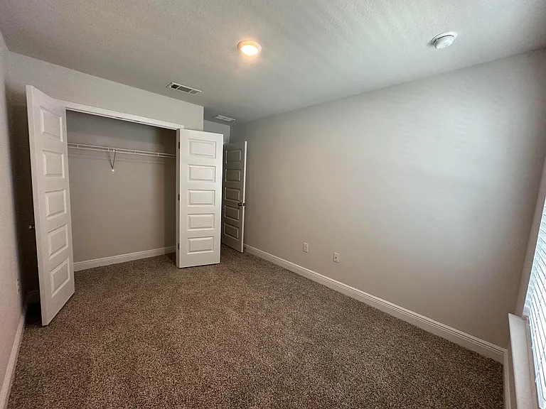 1025 McLaren Cir — Photo 17