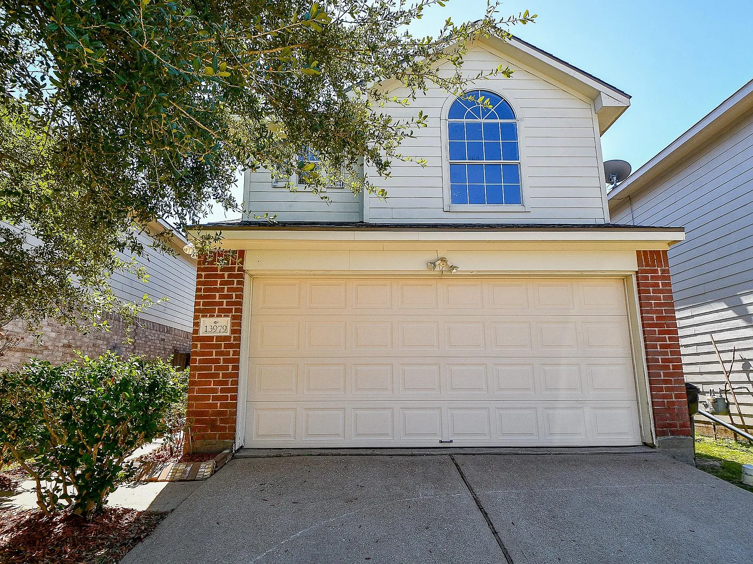 4 bed, 2.5 bath, 2169 sqft, $2,200 — Photo 1