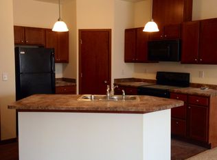 2420 River Bluff Dr NW, Cedar Rapids, IA 52405