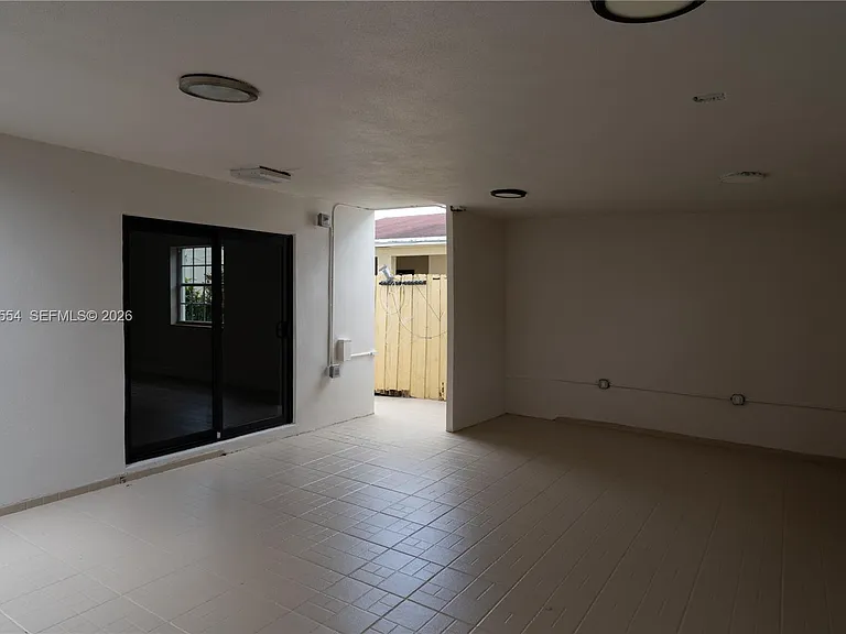 370 Flagami Blvd — Photo 38