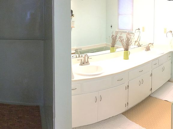 Updated 4-piece bathroom