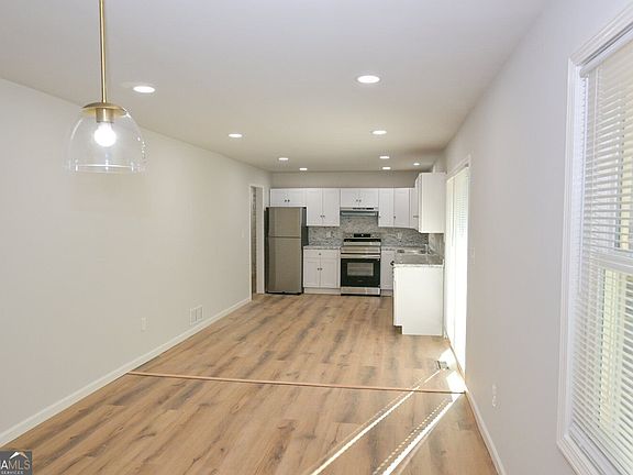 5th image of 586 Glochester Pl