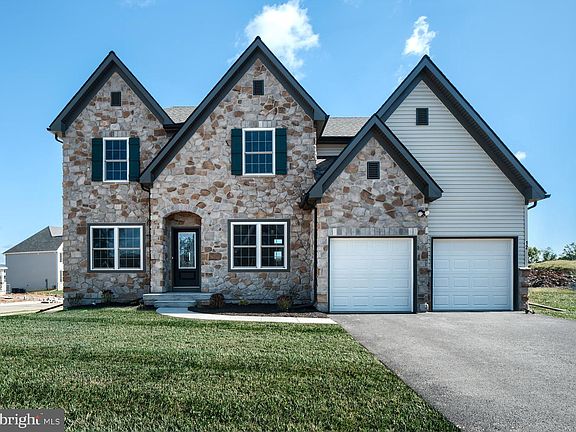 3rd image of 300 Pearl Ln