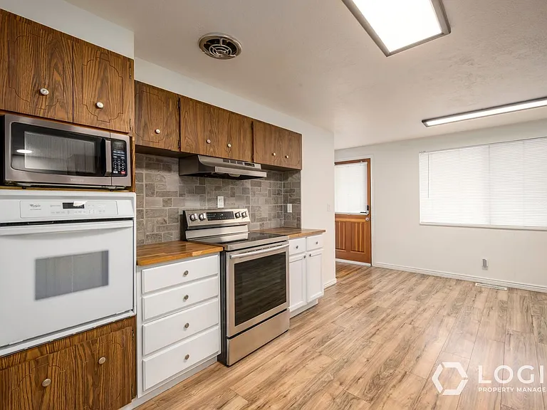 759 N Riverside Dr #UPSTAIRS — Photo 5
