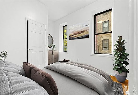 3rd image of 160 Waverly Pl #3/4