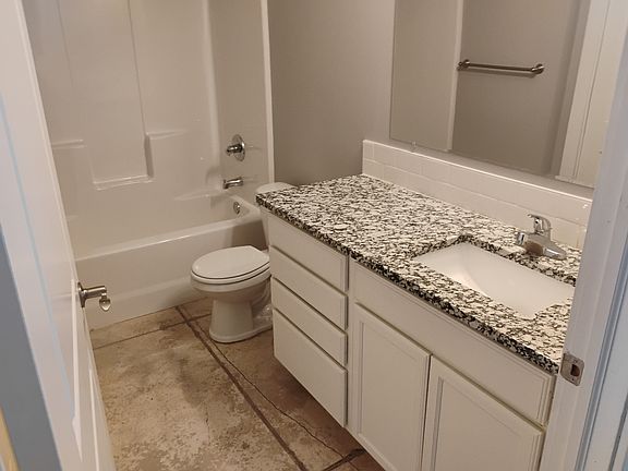 5th image of 425 Meadowlark Dr #1
