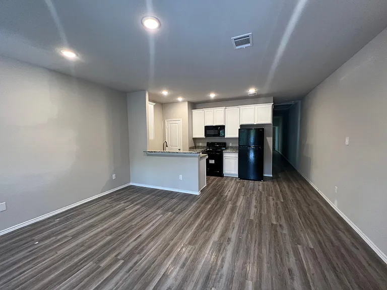 1149F Southwood Dr — Photo 2