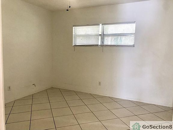 4th image of 409 NW 25th St APT 3