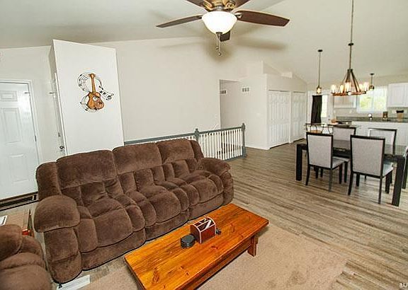 4th image of 218 Cuivre Creek Dr