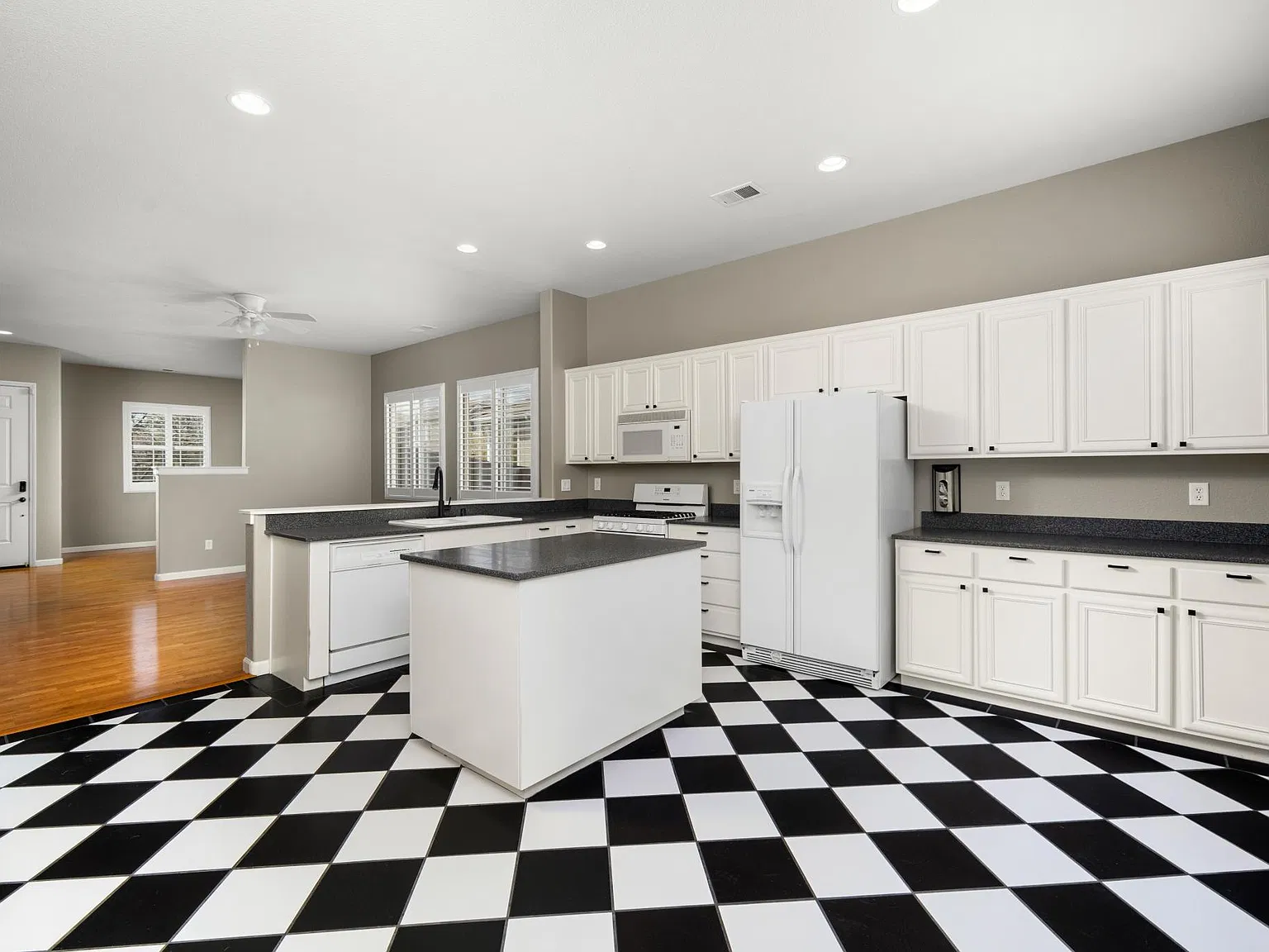 3 bed, 1765 sqft, $3,000 — Photo 3