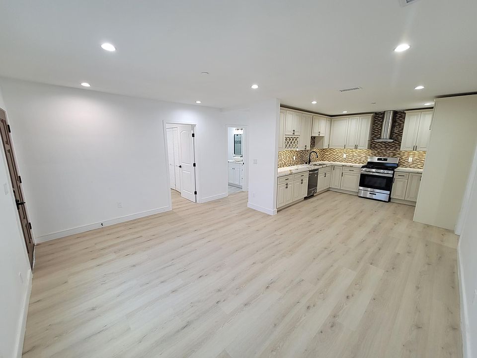 1st image of 20927 Hart St
