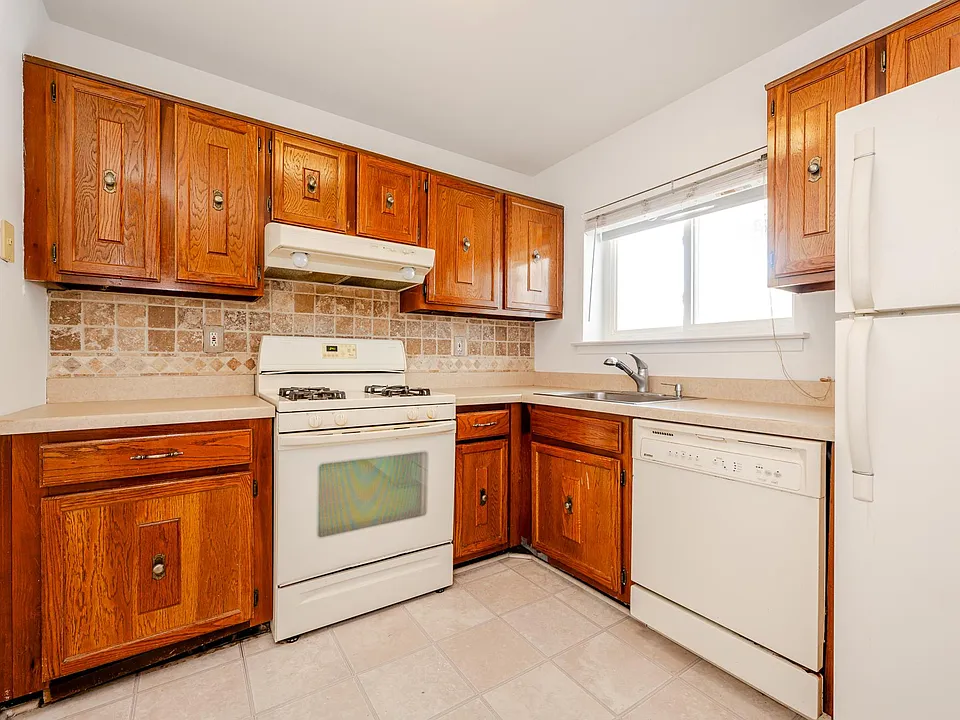 Kitchen. New refrigerator and dishwasher.