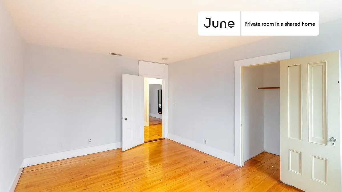 Queen bedroom in 5 bed/2.5 bath home in Newton Corner #1463 B — Photo 4