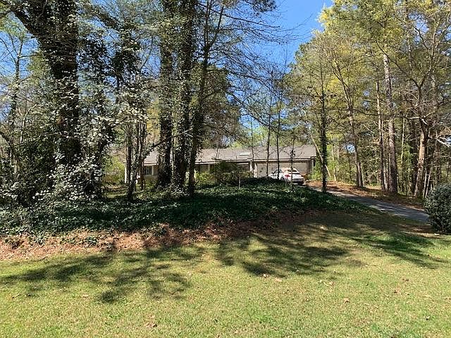 Large corner lot with a huge island (less mowing!)