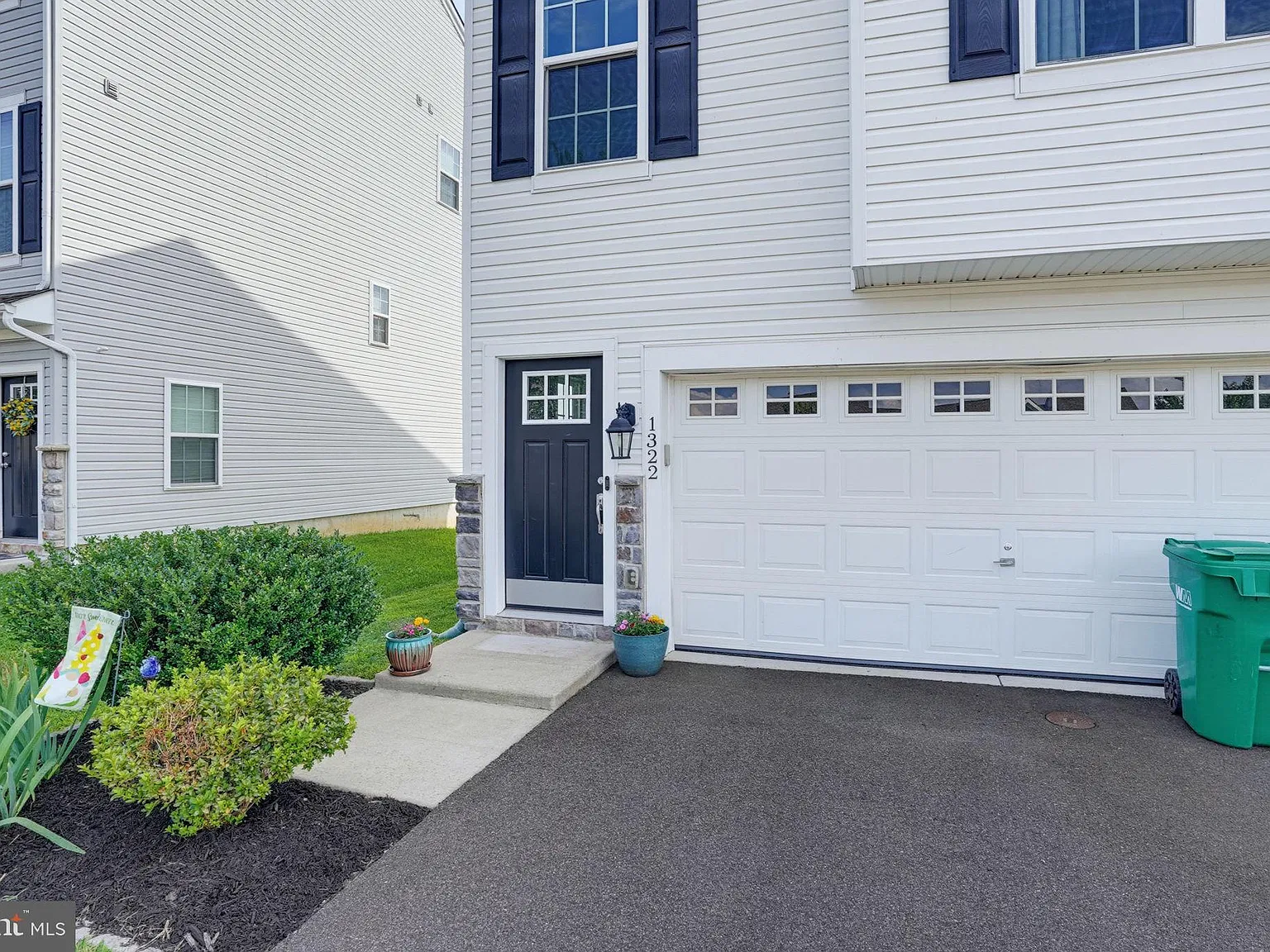 3 bed, 2.5 bath, 2600 sqft, $2,800 — Photo 3
