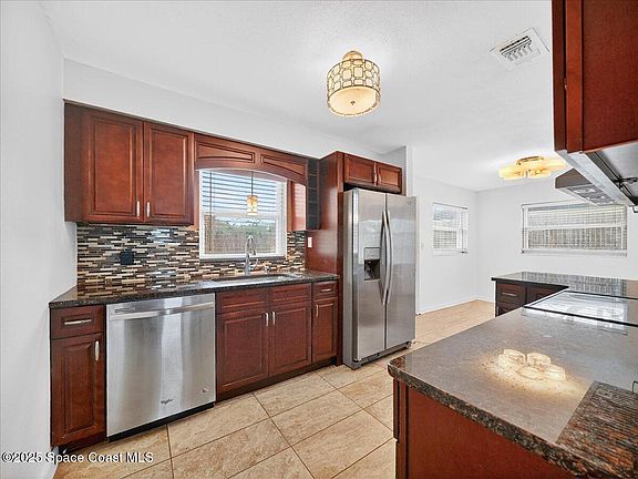 3rd image of 1423 Brook Dr