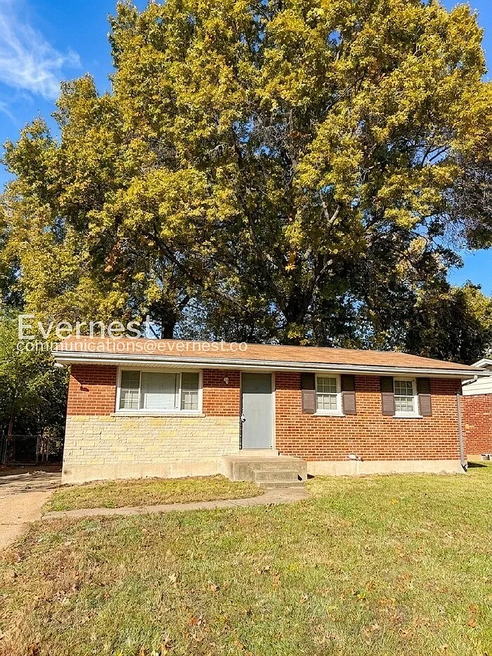3 bed, 1.0 bath, 925 sqft, $1,045 — Photo 1