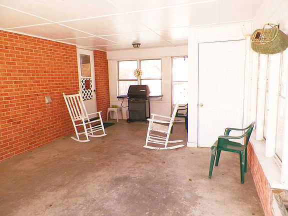 4th image of 610 Irvin St