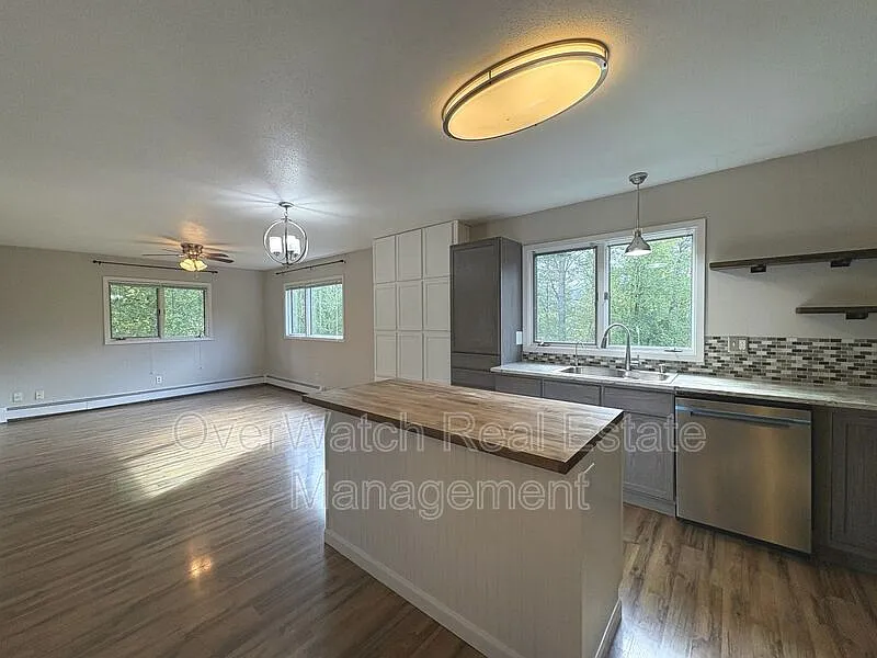 3 bed, 1.0 bath, $2,500 — Photo 2