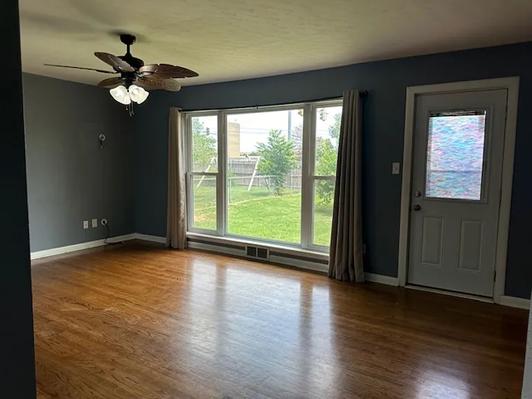 817 E Carroll Ln — Photo 3