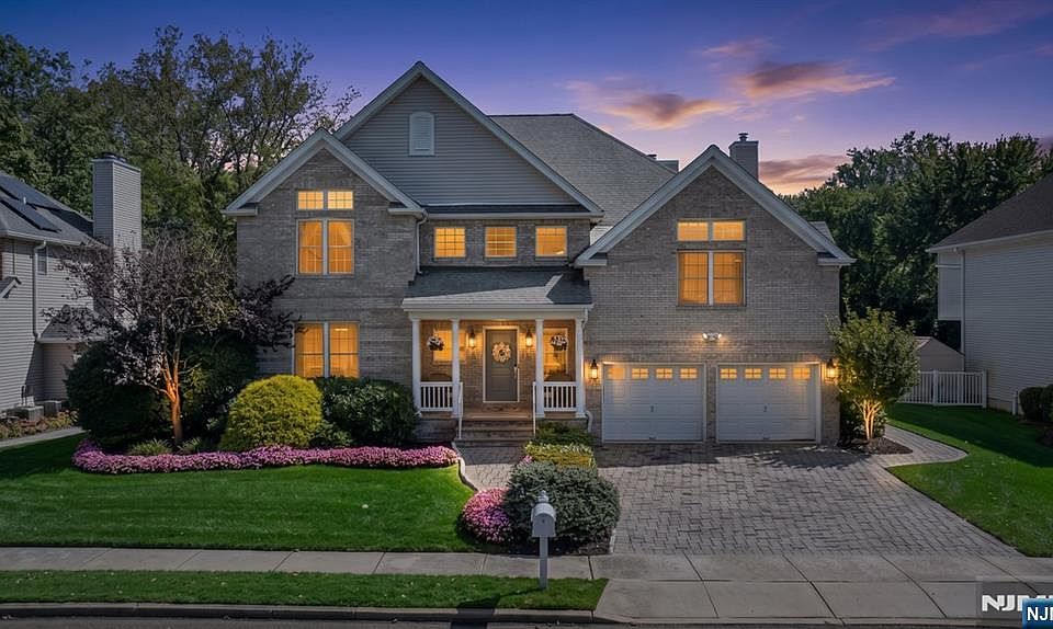 1st image of 33 Cardinal Lane