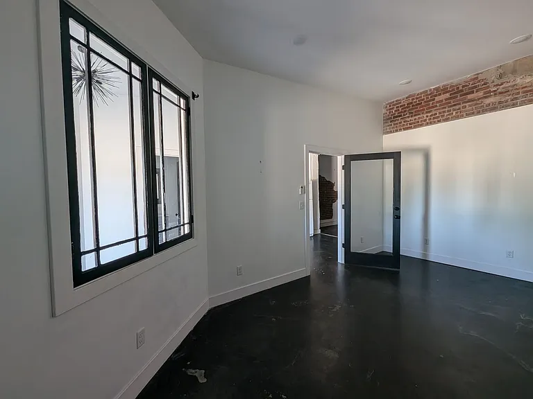 123 W Moniteau St — Photo 4