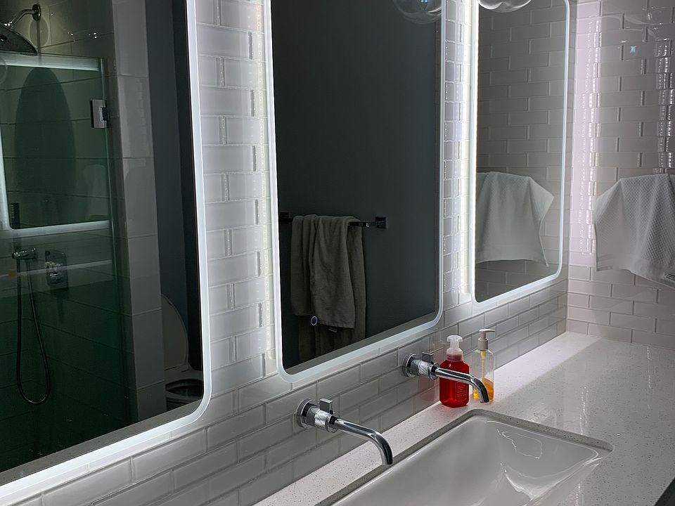 Upstairs Full Bathroom 