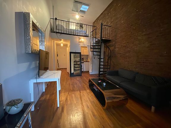 4th image of 328 W 11th St APT 4C