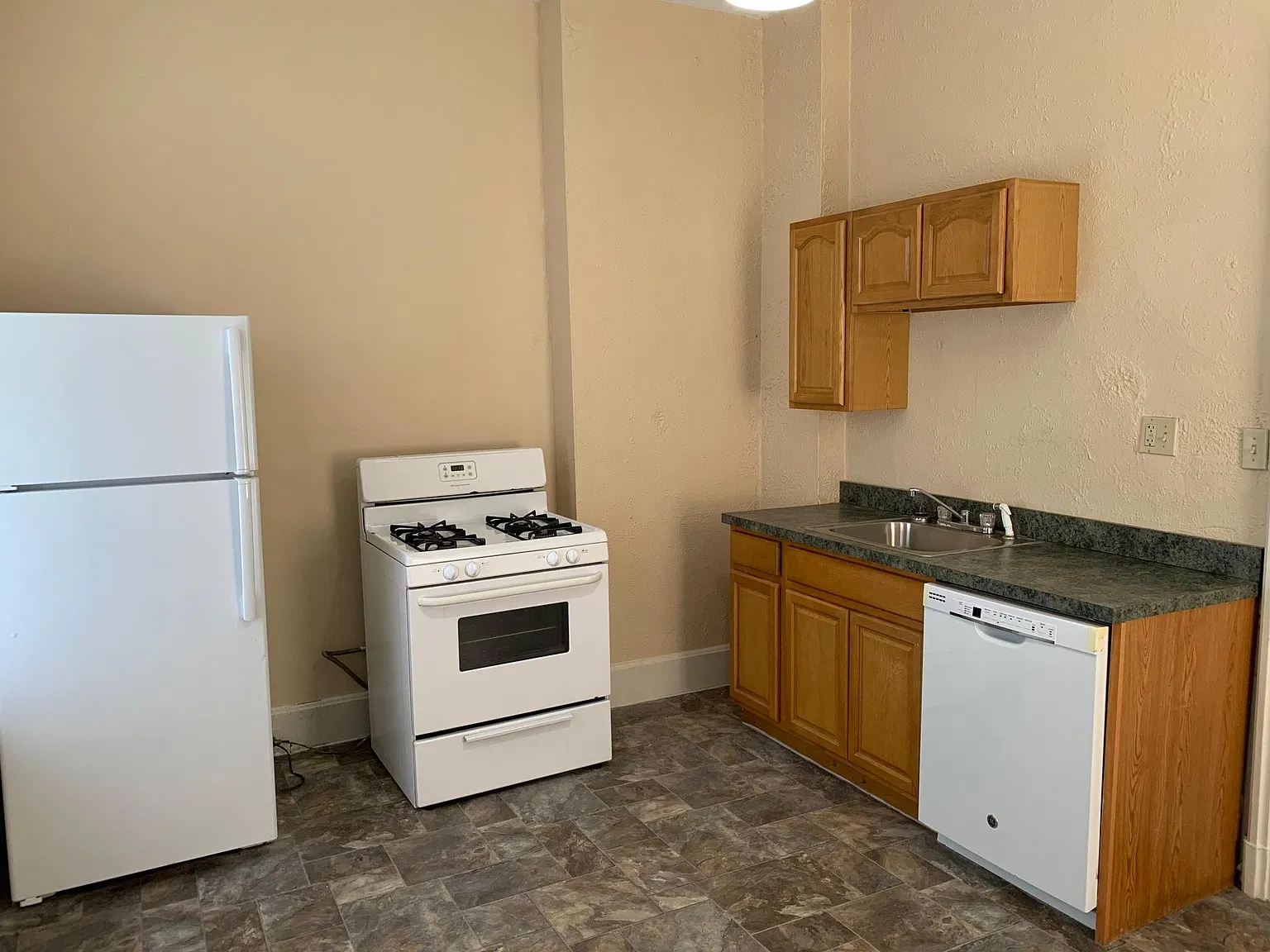 4 bed, $3,000 — Photo 3