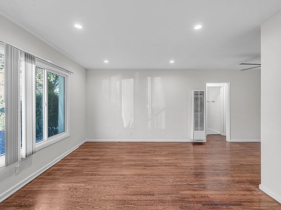 2nd image of 14616 Magnolia Blvd APT 1