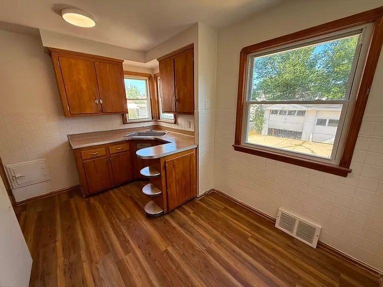 16011 Maplewood Ave — Photo 5