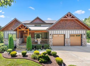 27 Ridge Glen Ln, Leicester, NC 28748