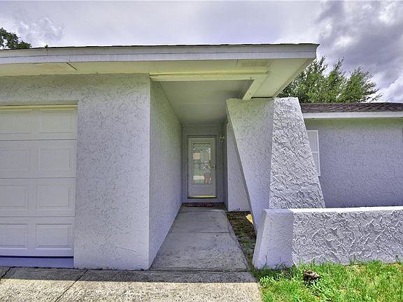 2nd image of 818 Cinnamon Dr E