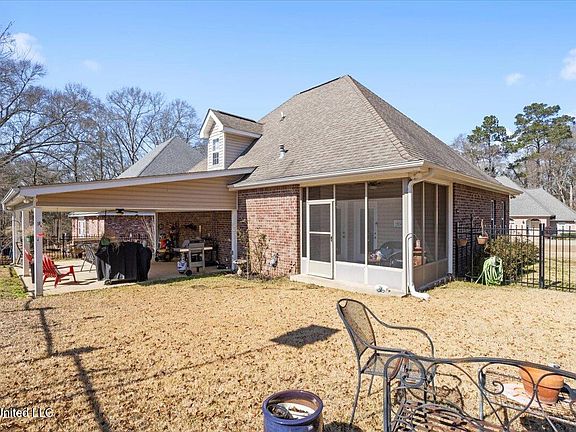 3rd image of 108 Pointe Dr