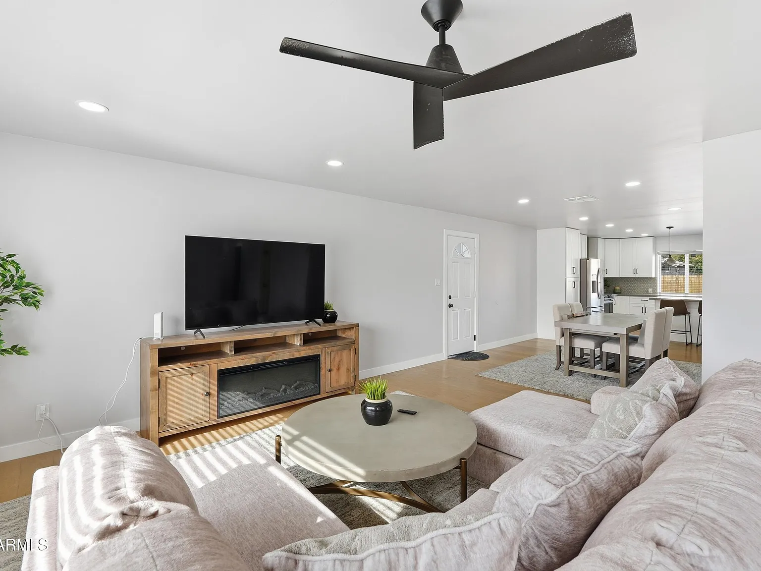 4 bed, 2.0 bath, 1676 sqft, $3,500 — Photo 3