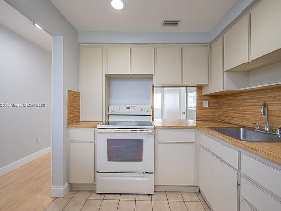 3rd image of 1651 NE Miami Gardens Dr APT 204