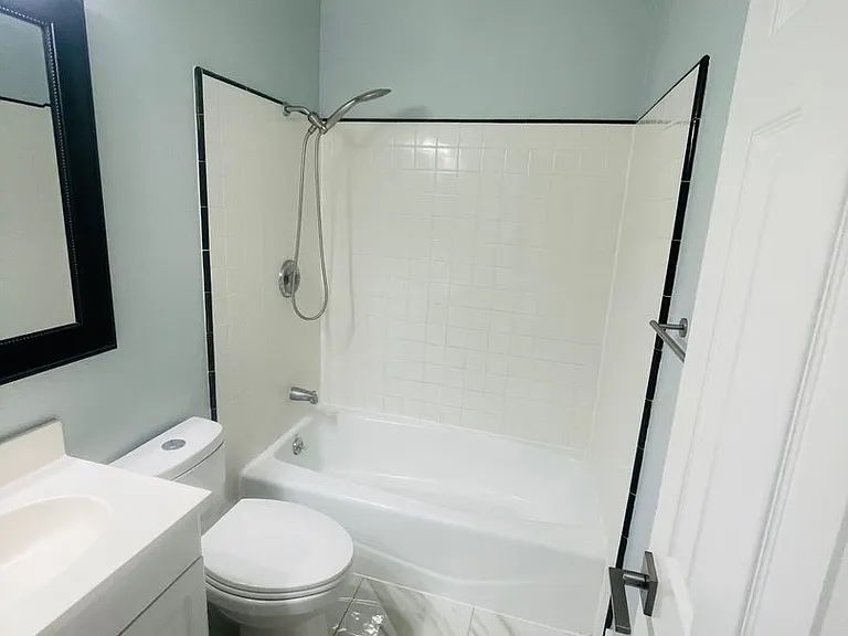 Howard & Lexington Apts — Photo 17